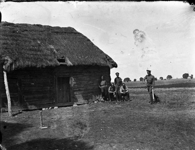 Группа офицеров у амбара с соломенной крышей, 1900-е