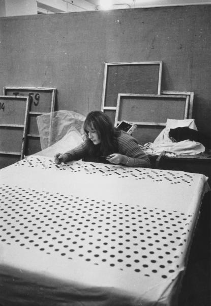 В лаборатории художественной обработки тканей, январь 1969, г. Москва. Из серии «МВХПУ, бывшее Строгановское училище».