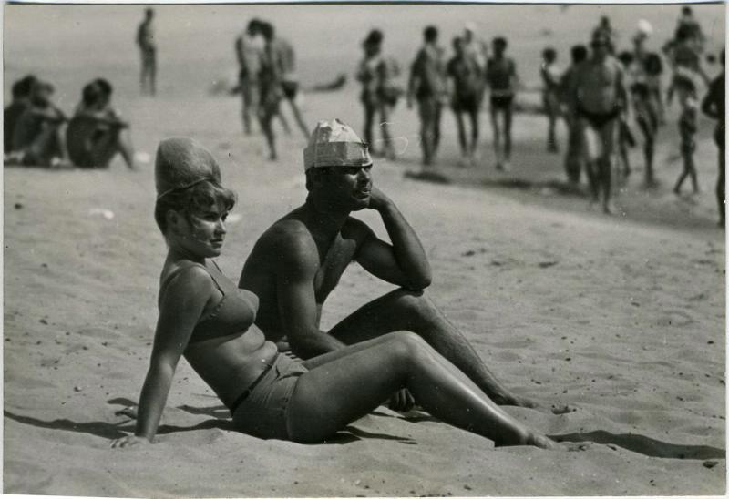Пляж на Волге, 1967 год, Волгоградская обл., г. Волжский. Выставка «Купальный сезон» с этой фотографией.
