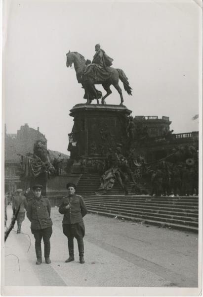 Снимок на память, 1945 год, Германия, г. Берлин. Памятник Кайзеру Вильгельму I в Берлине.