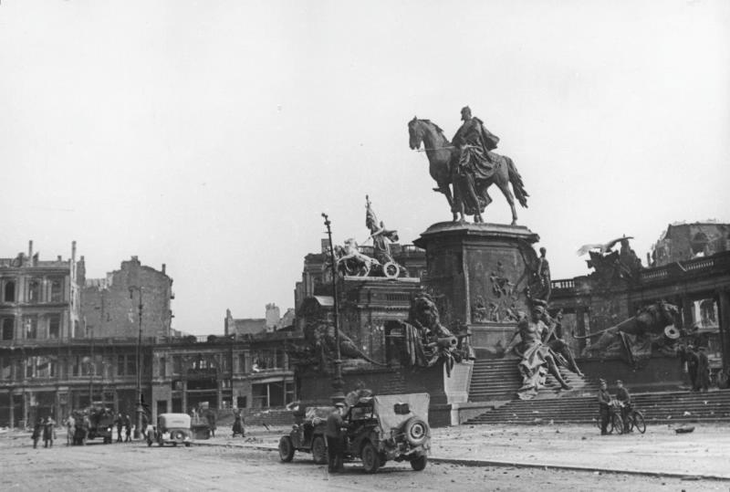 Берлин, 2 мая 1945 года, 2 мая 1945, Германия, г. Берлин. Памятник Кайзеру Вильгельму I.