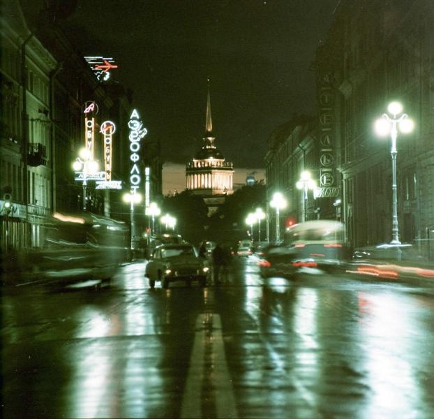 Невский проспект поздним вечером, октябрь 1966, г. Ленинград. Выставка «Аэрофлот» с этой фотографией.