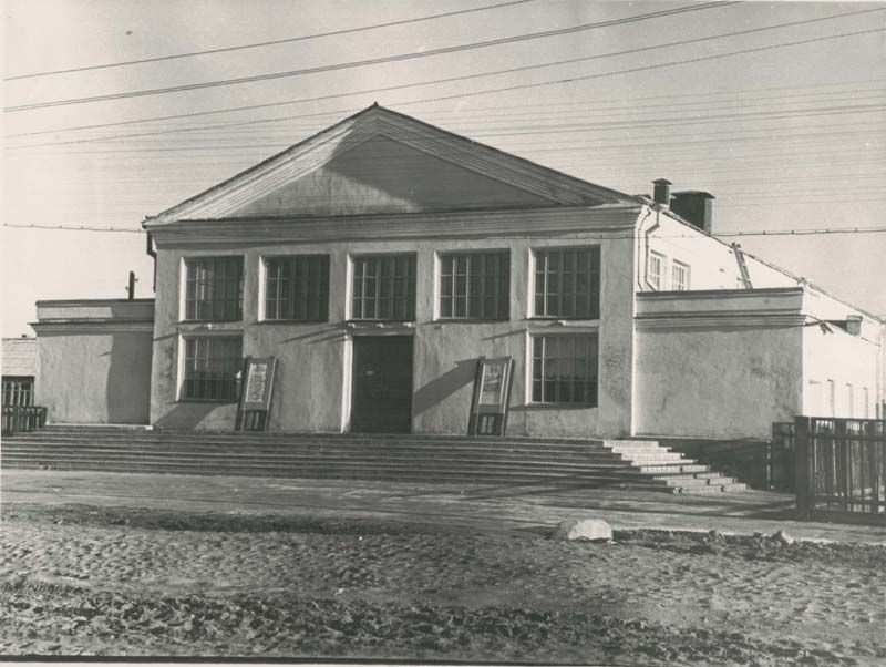 Кинотеатр «Октябрь» в заречной части города был открыт 5 ноября 1958 года, 1958 год, г. Череповец. Выставка «Для совместного просмотра» с этой фотографией.