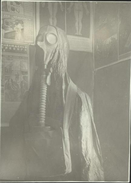 Уголок бойца «В случае тревоги», 1930-е. Выставка «Обыкновенный противогаз» с этой фотографией.