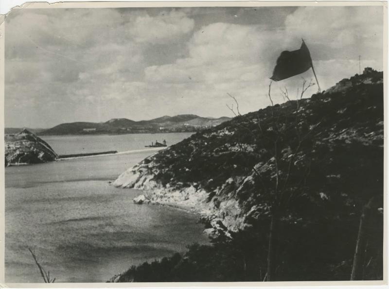 Советское знамя над Электрическим утесом в Порт-Артуре, 23 - 31 августа 1945, Китайская Народная Республика