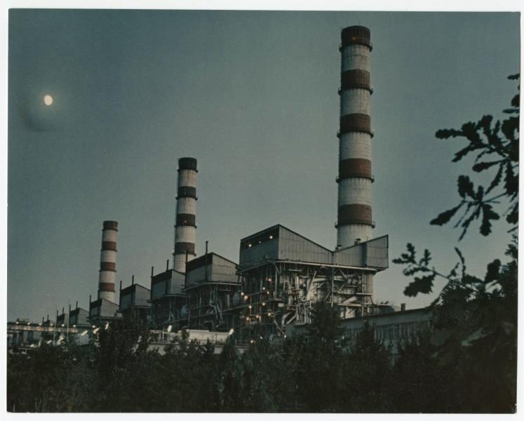 Теплоэлектроцентраль, 1970-е. Слева лозунг: «Слава КПСС!».Выставка «10 фотографий с Луной» с этим снимком.&nbsp;
