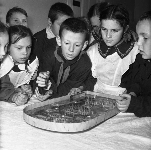 Школа-интернат. Увлекательная игра, 1956 год, Ленинградская обл., г. Пушкин. Выставки «Советские дети»&nbsp;и «Тише едешь, дальше будешь» с этой фотографией.