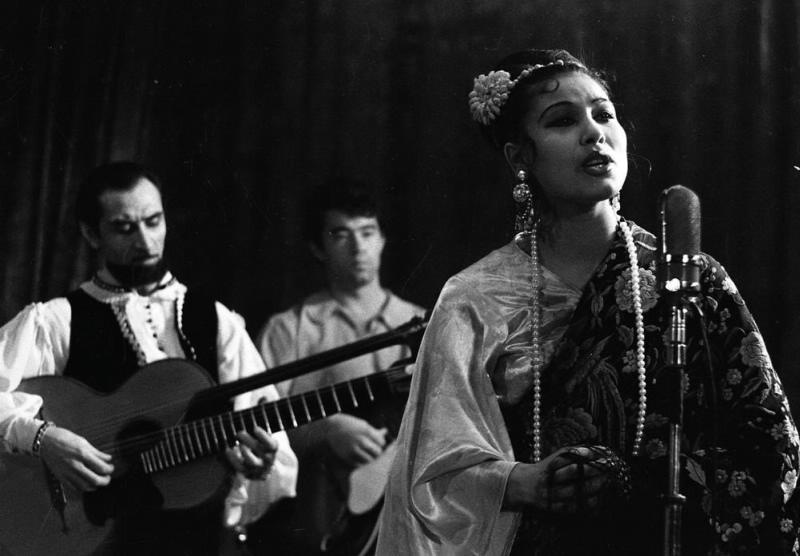 Цыганский ансамбль, 1965 - 1969. Выставка «Неуловимые. Люди без границ» с этой фотографией.