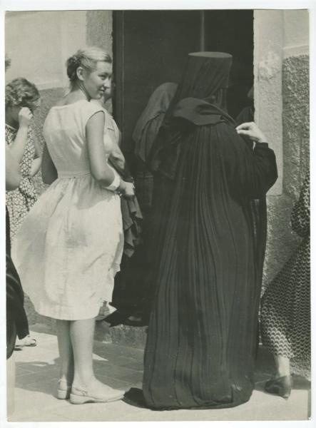 Закарпатье. У входа в церковь, 1960 год. Выставка «Православие с разных ракурсов» с этой фотографией.