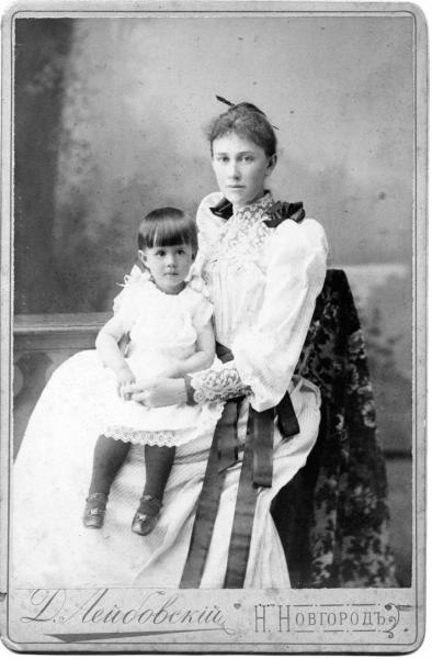 Семейный портрет, 1890-е, г. Нижний Новгород. Альбуминовая печать.