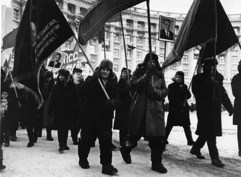 Демонстрация, 1965 год, г. Норильск. Выставка «Главный день в жизни мертвого государства» с этой фотографией.