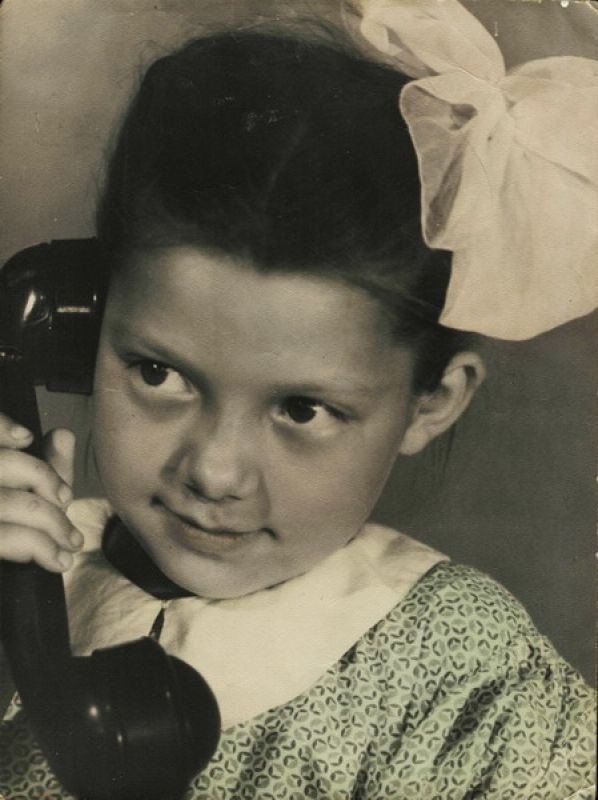 Портрет девочки с телефоном, 1950-е, Владимирская обл., г. Муром. Из архива семьи Пчелиных.&nbsp;Выставка «Алло, кто говорит?» с этой фотографией.