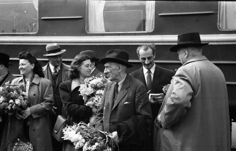 Театральный художник Федор Федоровский встречает румынских художников на вокзале, 1951 - 1953, г. Москва. Выставка «Май, значит сирень!» с этой фотографией.