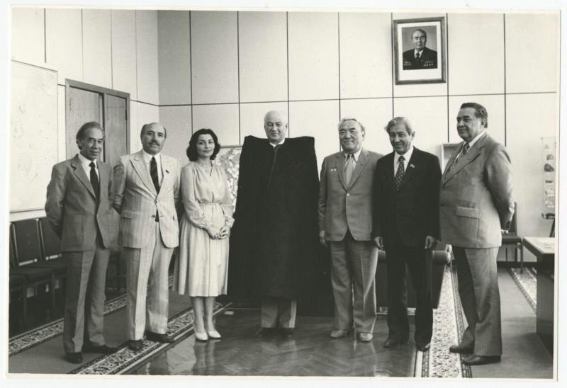 Визит Шарафа Рашидова, 1980 год. В центре – первый секретарь ЦК Компартии Узбекистана Шараф Рашидов, справа – поэт Давид Кугультинов.