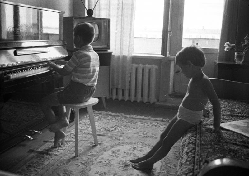 Дети в комнате, 1967 год, Волгоградская обл., г. Волжский. Выставка «В комнатах» с этой фотографией.