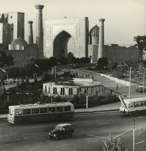 Медресе Шердор, июнь 1972, Узбекская ССР, г. Самарканд. Медресе Шердор составляет часть ансамбля площади Регистан.