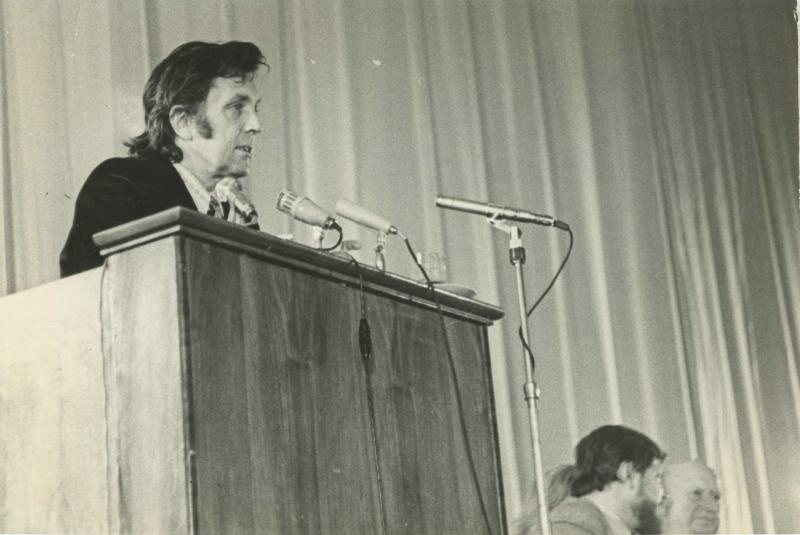 Художник Илья Глазунов на трибуне, 1960-е