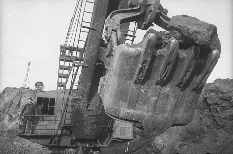 Гора Магнитная. Разработка руды экскаватором, 1937 год, г. Магнитогорск