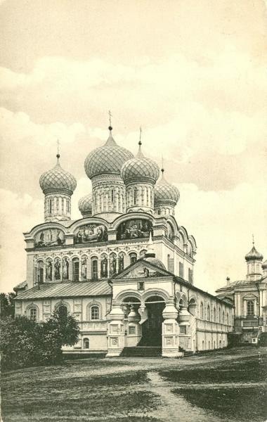 Троицкий собор Ипатьевского монастыря, 1903 год, Костромская губ., г. Кострома. Согласно наиболее общепринятой версии, монастырь основан около 1330 года татарским мурзою Четом, родоначальником рода Годуновых, бежавшим из Золотой Орды к Ивану Калите и принявшим в Москве крещение под именем Захария. В этом месте ему было видение Божьей Матери с предстоящим апостолом Филиппом и священномучеником Ипатием Гангрским, результатом которого стало его исцеление от болезни. В благодарность за исцеление, им на этом месте был основан монастырь. Свято-Троицкий Ипатьевский монастырь - мужской монастырь в западной части Костромы на берегу одноименной реки недалеко от ее впадения в Волгу.