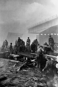 Наведение понтонного моста через реку Одер, февраль 1945, Восточная Германия