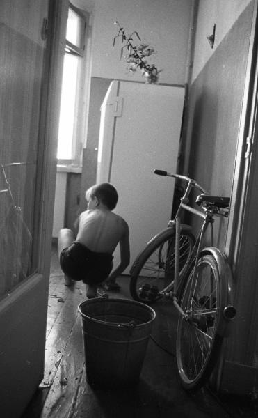 Сын моет пол, 1967 год, Волгоградская обл., г. Волжский