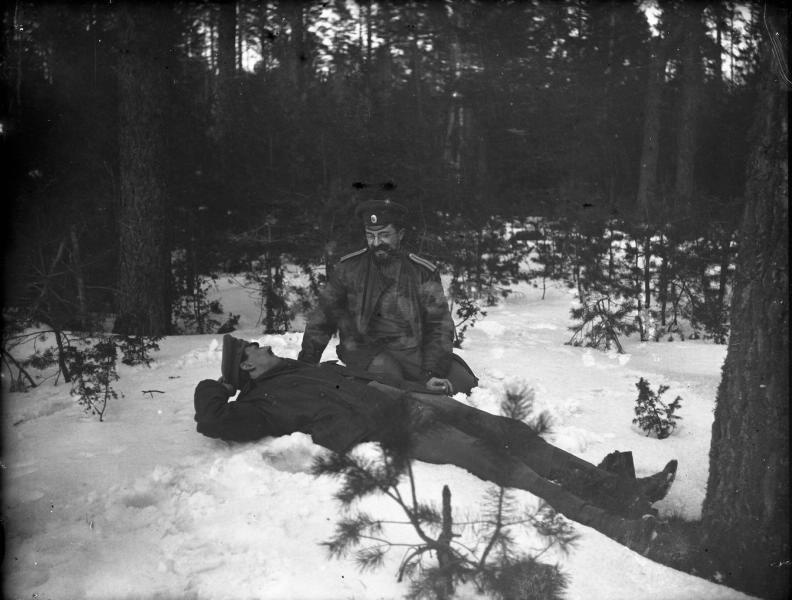 Два офицера в лесу, 1900-е