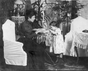 Семья, 1910-е. Выставки&nbsp;«День матери» и «Свеча горела...» с этой фотографией.