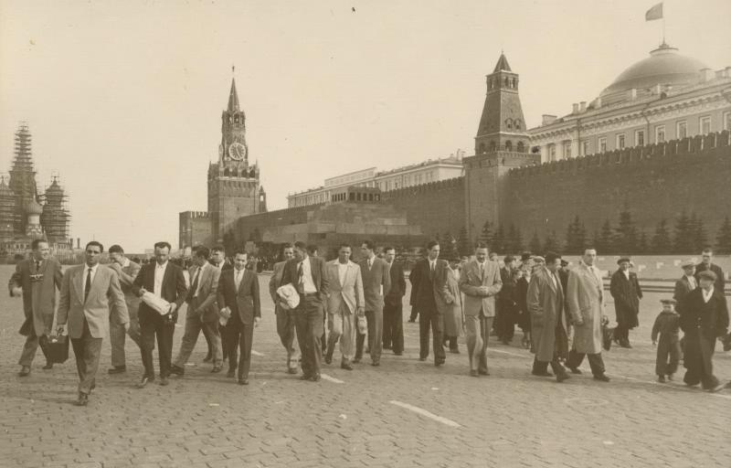 Участники встречи на Эльбе. На Красной площади, 9 - 18 мая 1955, г. Москва. Видеовыставка «Встреча на Эльбе» с этой фотографией.