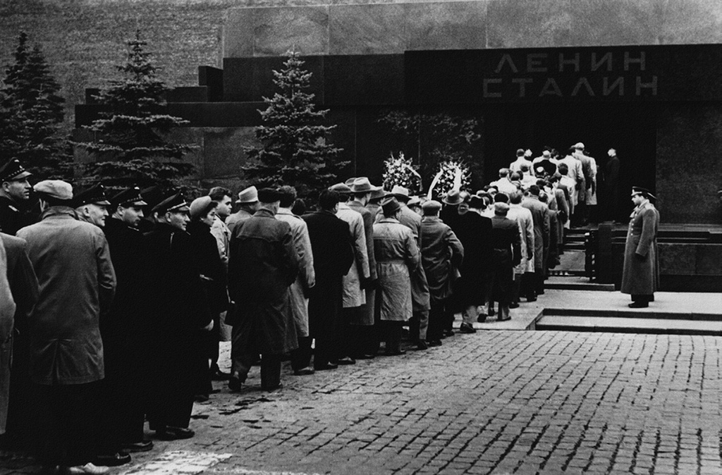 Очередь в Мавзолей, 1958 год, г. Москва. Выставка «Очередное стояние. Очереди в СССР» с этой фотографией.&nbsp;