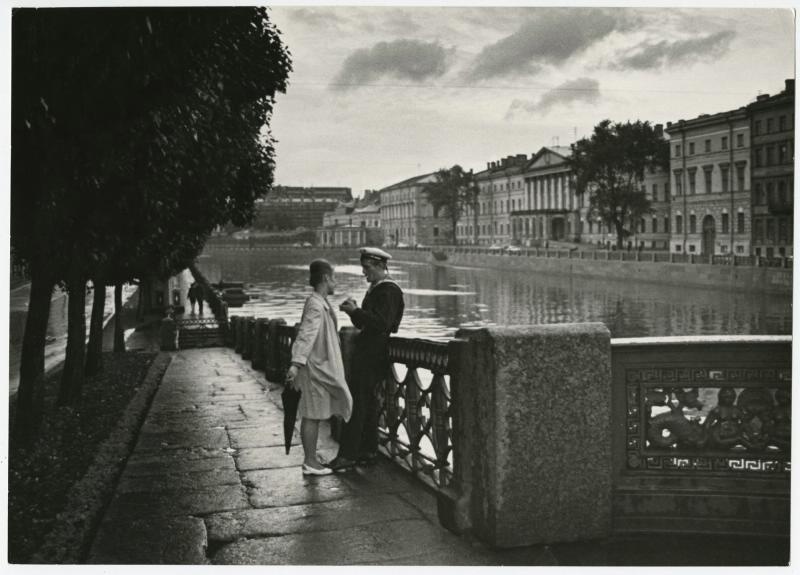 «Он и она», 1965 год, г. Ленинград. Выставки&nbsp;«Советская романтика»,&nbsp;«Влюбленные»,&nbsp;«Топ-10 фотографий с зонтиком»&nbsp;и видео «Про любовь» с этой фотографией.