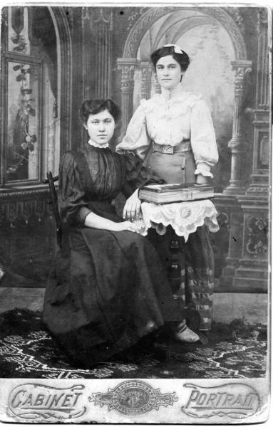 Портрет двух молодых женщин, 1910 год