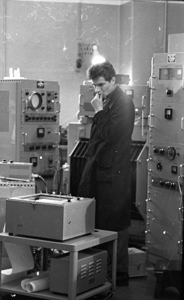Молодой ученый в лаборатории, 1960-е