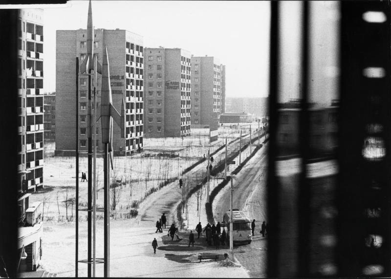 Городская улица, 1970-е. Надписи на домах: «Слава труду!»; «Народ и партия едины».