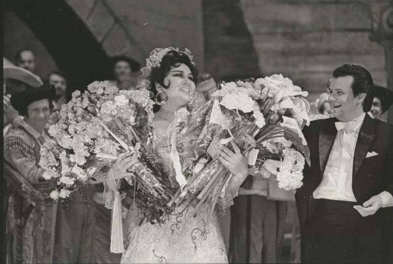 Ирина Архипова на сцене, 1970-е, г. Москва. Справа - главный дирижер Большого театра Юрий Симонов.