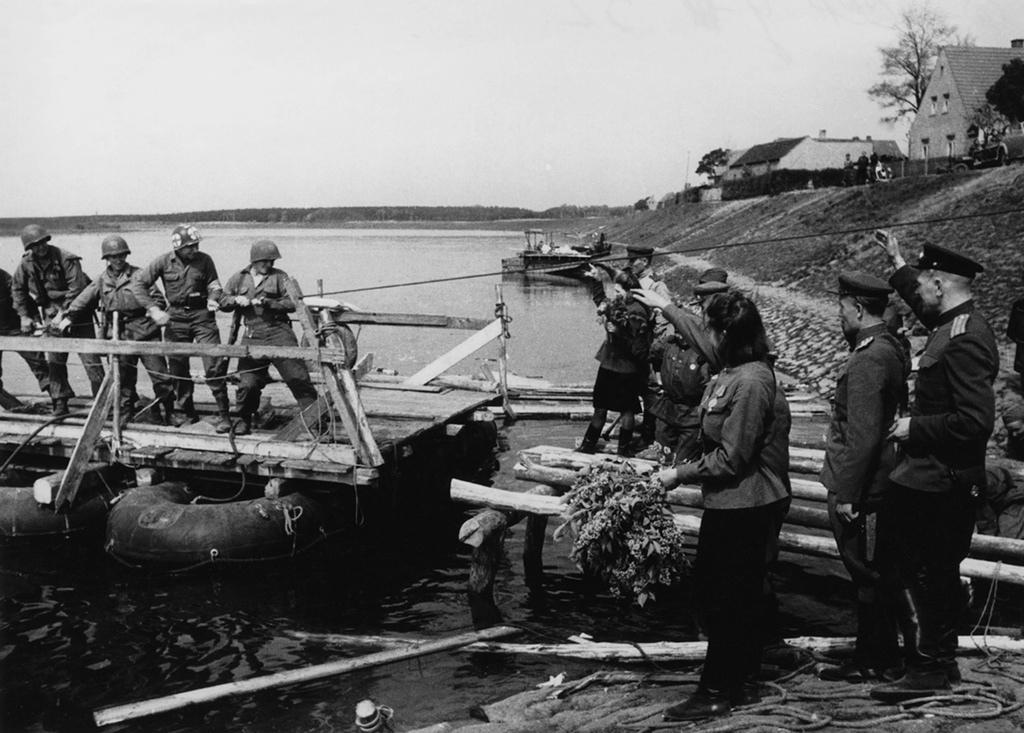 Встреча на Эльбе советских и американских войск, 25 апреля 1945, Германия, пос. Крейниц. На фото американские солдаты (слева направо): Боб Хааг, Эд Руфф, Карл Робинсон и Байрон Шивер.Видео&nbsp;«Встреча на Эльбе» и выставка «Последние дни войны» с этой фотографией.