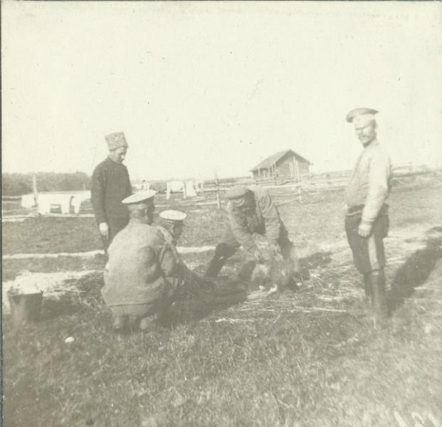 У костра. Групповой снимок, 1914 - 1918. Из серии «Хроники жизни полевого госпиталя».