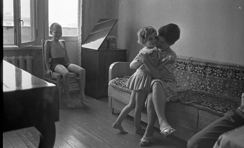 Мама с детьми в комнате, 1967 год, Волгоградская обл., г. Волжский