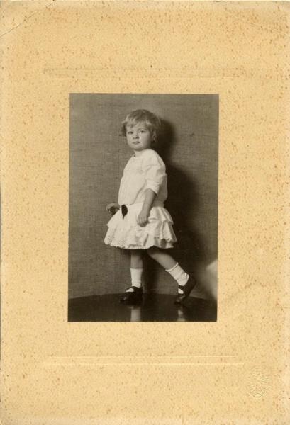 Портрет маленькой девочки в белом платьице, 1890-е, Виленская губ., г. Вильна