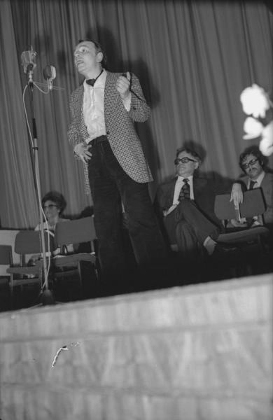 Выступление поэта Андрея Вознесенского, 1960-е, г. Москва. Выставка «"Сто строк…"» с этой фотографией.