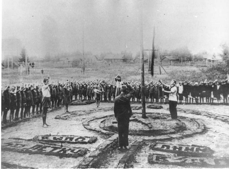 Пионерский лагерь в Пертовке: линейка, спуск флага, 1932 год, г. Череповец и Череповецкий район