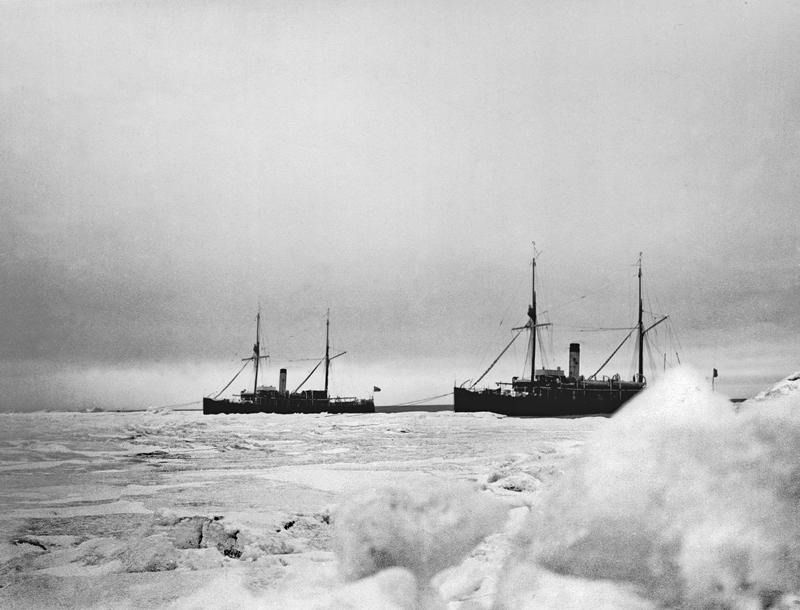 Суда «Таймыр» (слева) и «Вайгач» в полярных морях. Гидрографическая экспедиция Северного Ледовитого океана Б.Вилькицкого, 1913 - 1915