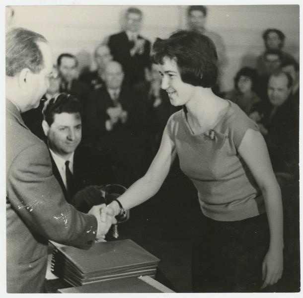 Давид Ойстрах вручает премию Ирине Бочковой, 1 апреля 1962 - 7 мая 1962, г. Москва