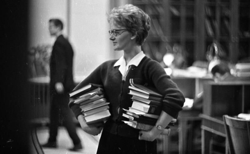 Студентка с книгами в библиотеке, 1963 - 1964, г. Москва