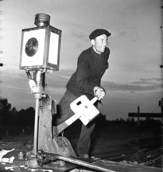 Рабочий-путеец переводит стрелку, 1956 год
