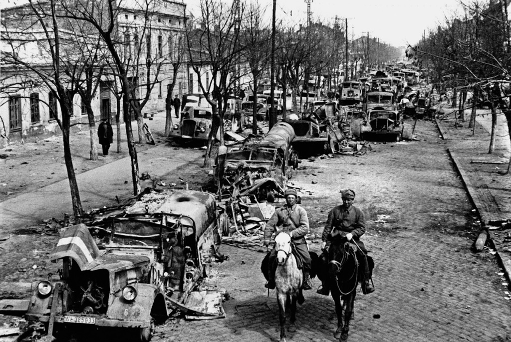 Первые дни после освобождения, 15 - 30 апреля 1944, Украинская ССР, г. Одесса. Выставка «Человек на войне» с этой фотографией.