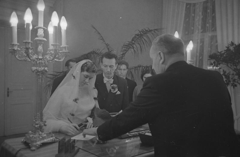 Церемония бракосочетания в ЗАГСе, 1959 год, Латвийская ССР, г. Рига. Молодожены Юлия Робак и Имант Зламинов.Выставка «ЗАГС: торжество любви по-советски» с этой фотографией.&nbsp;