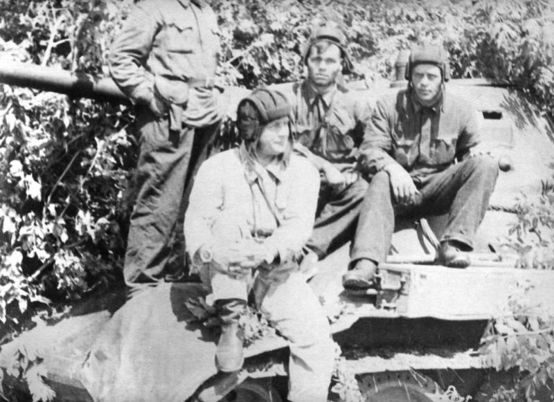 Первый комиссар 121-й танковой бригады Иван Плотников и Т-34, август 1941