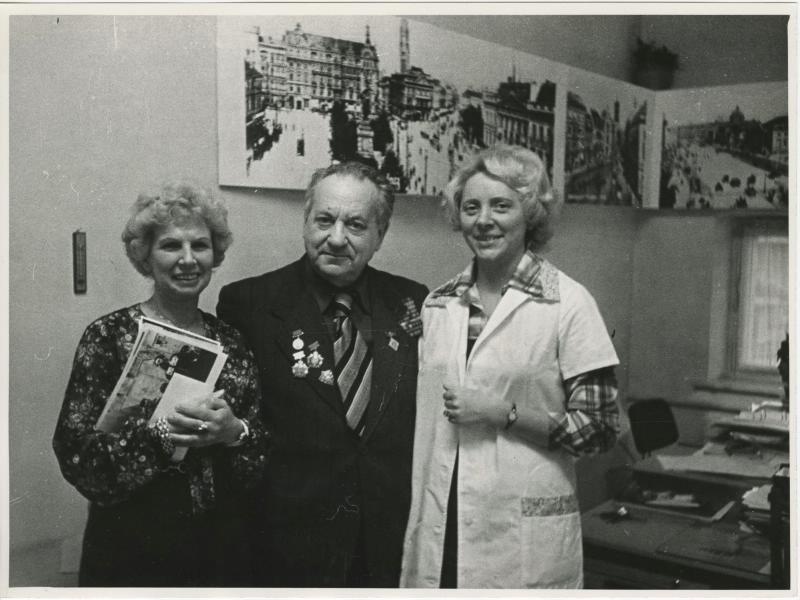 Виктор Темин с двумя женщинами, 1970-е