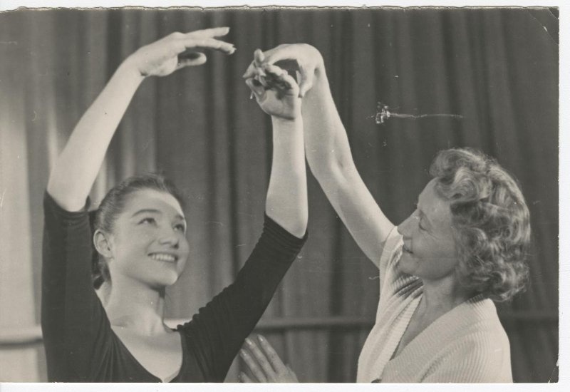 Галина Уланова на занятиях в балетном училище Большого театра, 1960-е, г. Москва. Выставка «Дорогому Учителю!» с этой фотографией.