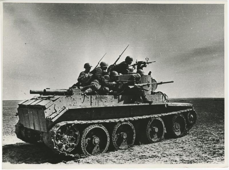 Пехотинцы на танке, 1942 год
